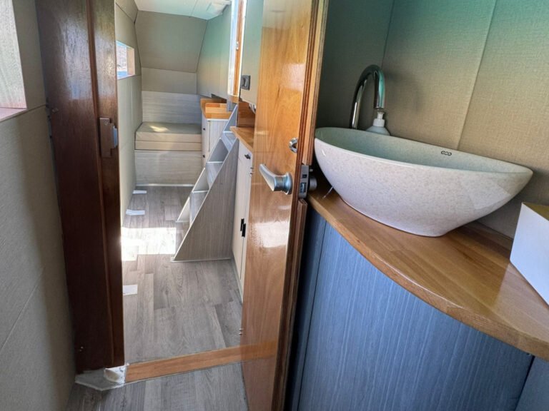 catamaran-ss10-open-bathroom-2048-1536