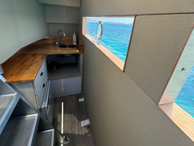 catamaran-ss10-open-full-kitchen-2048-1536